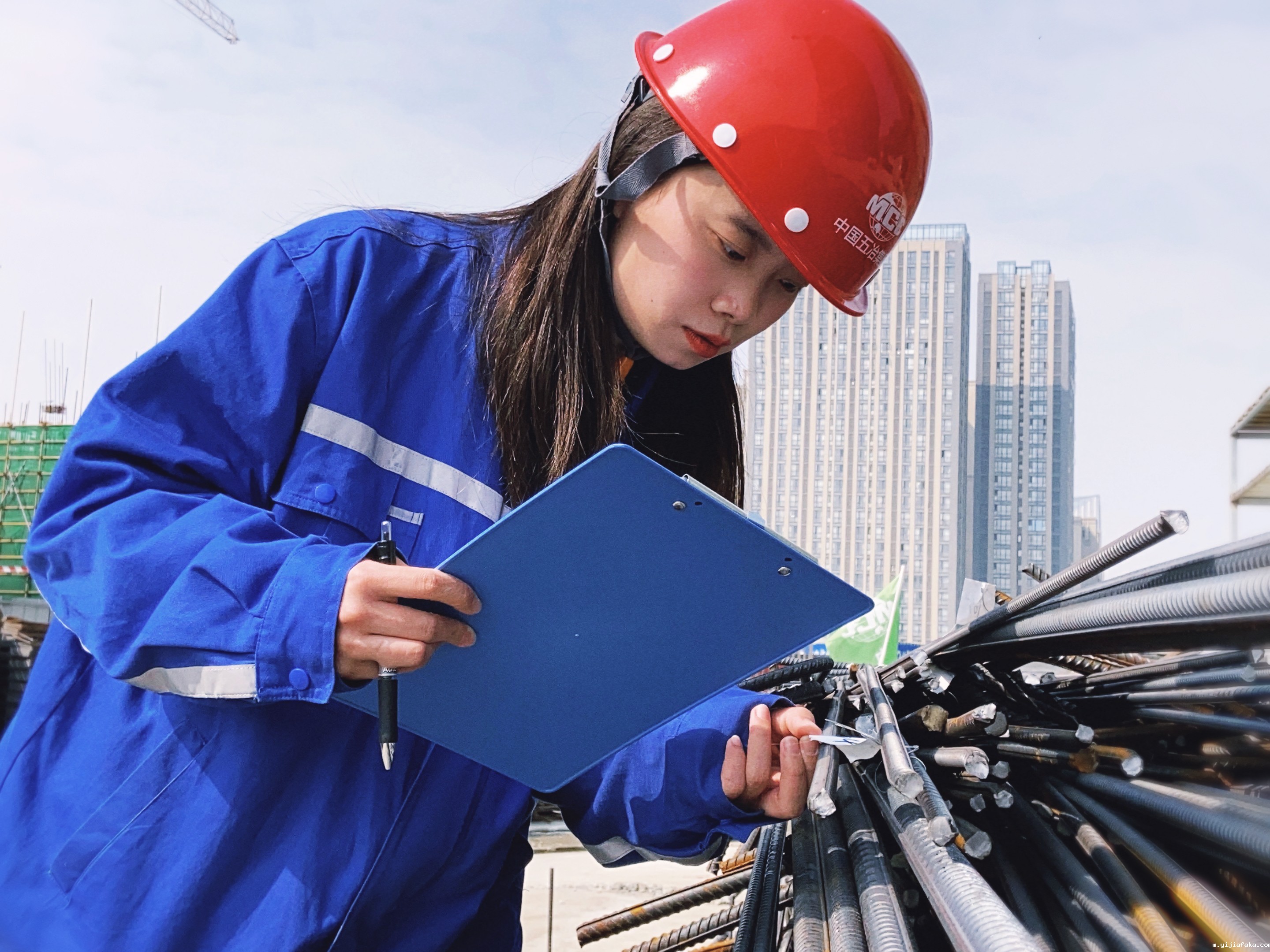 8.季琳依,房建事业部经营预算部科员。宣言。.jpg undefined